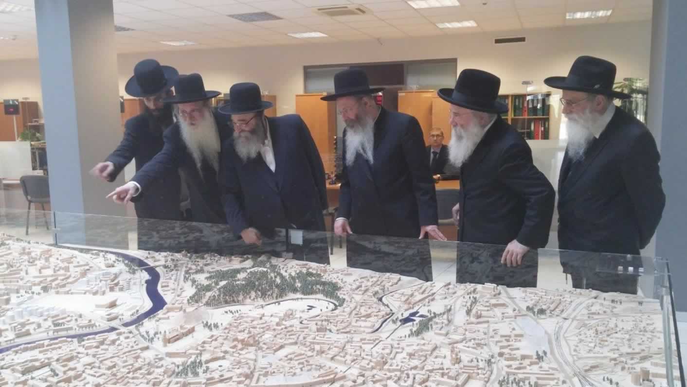 (R-L) Harav Schlesinger of Geneva, Harav Malkiel Kotler, Rosh Yeshiva (Dean) of Lakewood Yeshiva Beth 
                            Medrash Gevoha, Rabbi Niederman, Harav Uher Kalmanowitz, Rosh Yeshiva – Mir Brooklyn, Rabbi Yecheskel 
                            Kalmanowitz and Dr. Schaps, viewing a miniature of the plan for the Sports Palace and the surrounding 
                            area in Vilnius City Hall. The delegation demanded that the plan be cancelled and the holy site protected 
                            and preserved.